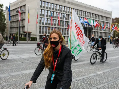 Protestnici Tei Jarc policija očita, da naj bi organizirala proteste, in jo zato finančno kaznuje. Pravna mreža za varstvo demokracije je prepričana, da gre za ustrahovanje protestnice.