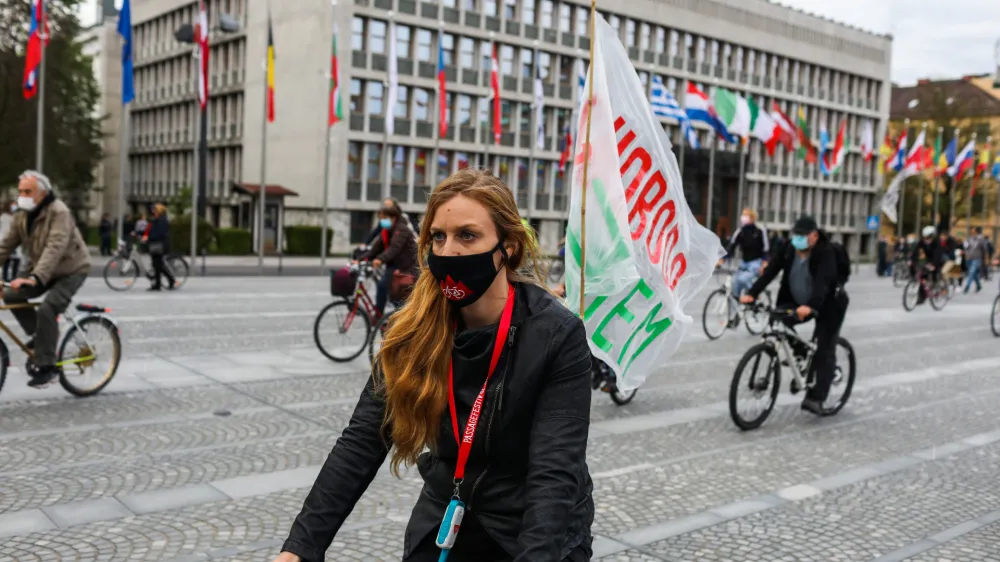 Protestnici Tei Jarc policija očita, da naj bi organizirala proteste, in jo zato finančno kaznuje. Pravna mreža za varstvo demokracije je prepričana, da gre za ustrahovanje protestnice.
