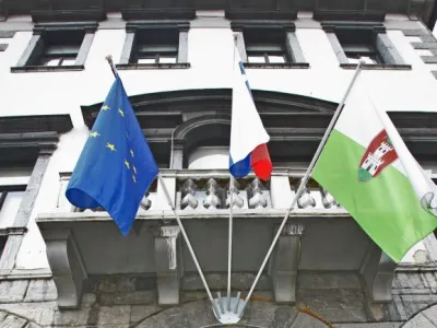 hi&scaron;na preiskava pri ljubljanskem županu Zoranu Jankoviču v mestni hi&scaron;i - Mestna občina Ljubljana (MOL) - Mestni trg 1- hi&scaron;ne preiskave pri ljubljanskem županu Zoranu Jankoviču in najožjim sodelavcem zaradi suma več kaznivih dejanj s področja gospodarske kriminalitete in korupcije//FOTO: Tomaž Skale