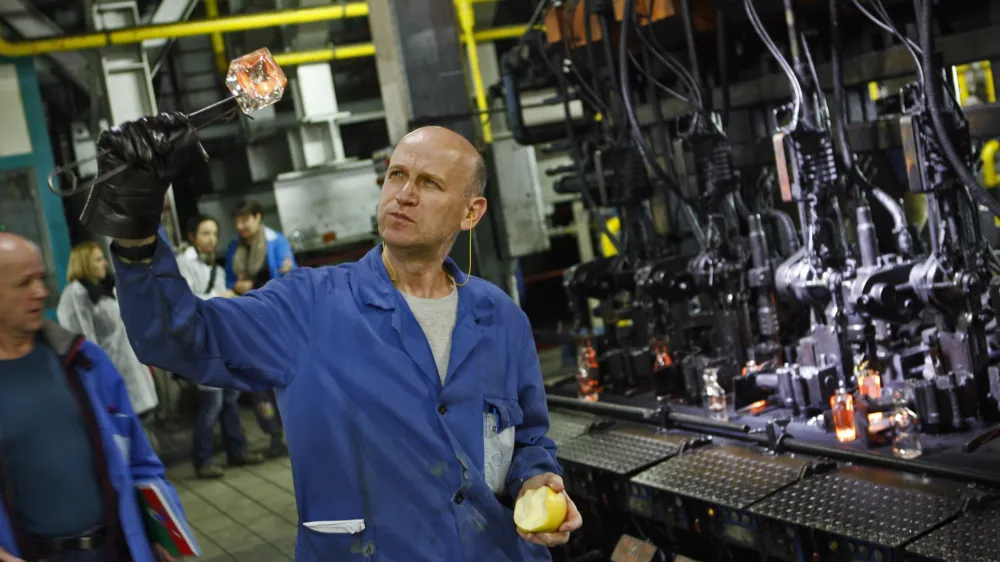 - Steklarna Hrastnik d.d., družba za proizvodnjo steklenih izdelkov- Hrastnik 2012 - industrijsko in rudarsko mesto v Zasavju - steklarstvo//FOTO: Bojan Velikonja OPOMBA: ZA OBJAVO V PRILOGI &ndash; DNEVNIKOV OBJEKTIV - REPORTAŽA 2012