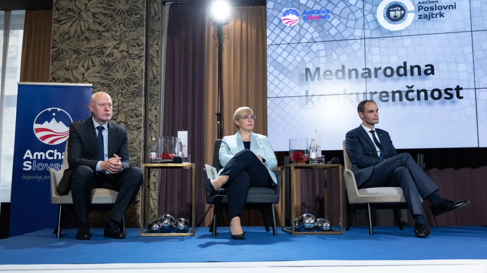 Ljubljana, Best Western Premier Hotel Slon.<br>Hibridni AmCham poslovni zajtrk o potrebah slovenskega gospodarstva.<br>Predsedniski kandidati Milan Brglez, Natasa Pirc Musar in Anze Logar.