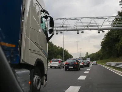 - 18.09.2017 - &scaron;tajerska avtocesta - DARS cestninski nadzorni portal za elektronsko cestninjenje tovornih vozil -   //FOTO: Bojan Velikonja