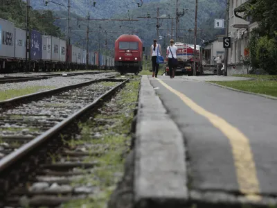 Dizelska lokomotiva11.07.2014 želežni&scaron;ka postaja Borovnica - Sloveske železnice SŽ zaradi žledoloma vozijo vlaki med Koprom in Borovnico z dizelskimi lokomotivami   //FOTO: Luka Cjuha.