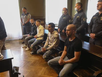 Tožilstvo je spremenilo obtožnico in sedaj Marka Belcla, Marjana Brajdiča, Mihaela Grma in Marjana Grma preganja &raquo;le&laquo; &scaron;e zaradi povzročitve hude telesne po&scaron;kodbe s smrtnim izidom, ne pa več zaradi umora 77-letnega Slavca Knafla.
&nbsp;