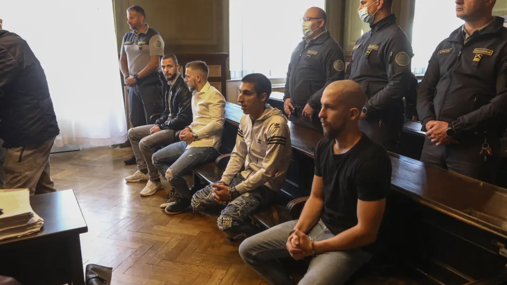 Tožilstvo je spremenilo obtožnico in sedaj Marka Belcla, Marjana Brajdiča, Mihaela Grma in Marjana Grma preganja &raquo;le&laquo; &scaron;e zaradi povzročitve hude telesne po&scaron;kodbe s smrtnim izidom, ne pa več zaradi umora 77-letnega Slavca Knafla.
&nbsp;