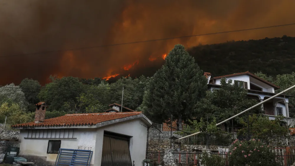 - 20.7.2022 - Brestovica pri Komnu - Požar, ga&scaron;enje, evakuacija, gasilci, policija, ogenj, voda, dim, helikopter, avion //FOTO: Jaka Gasar