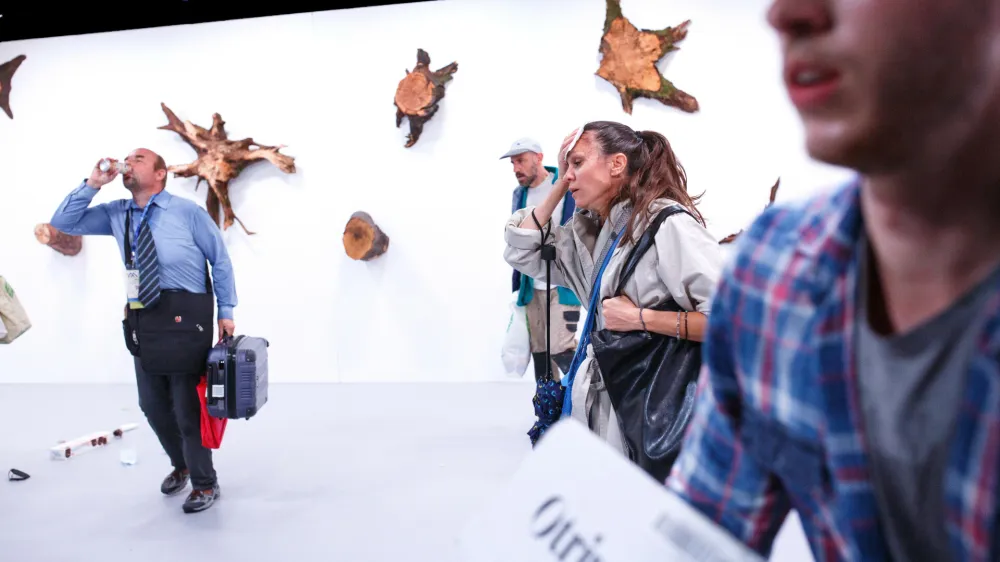 Krize<br><br>Režija: Žiga Divjak<br><br>Koprodukcija: Slovensko mladinsko gledali&scaron;če, Maska Ljubljana, Bitef (Beograd) in Zadruga Domino (Zagreb)<br><br>Fotografija: Matej Pov&scaron;e<br>