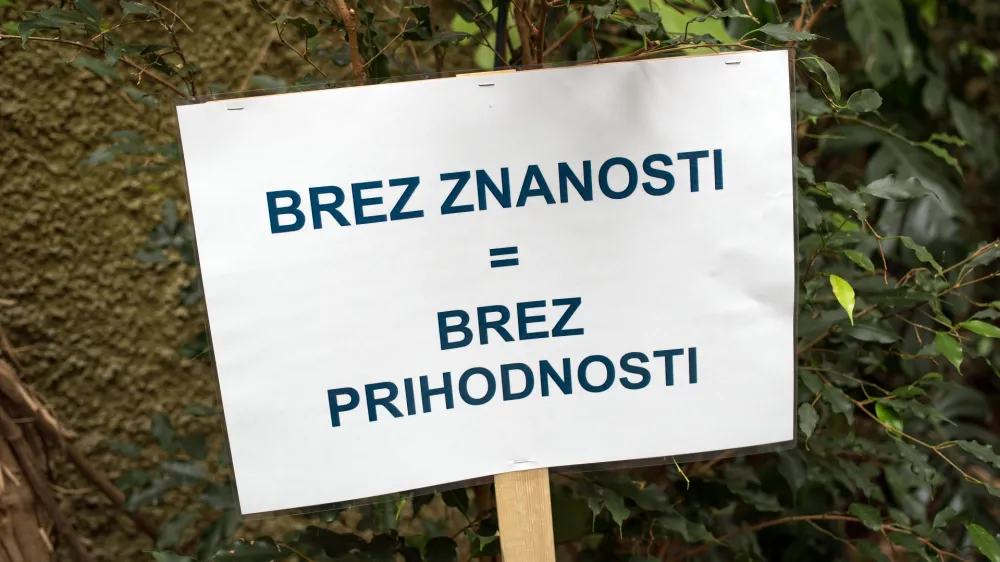 - simbolična fotografija - znanost - prihodnost<br><br><br>- 19.04.2017 - protestni Shod za znanost - slovenski raziskovalci v Ljubljani tudi v okviru globalnega gibanja March for Science izrazili nezadovoljstvo z razmerami, v katerih so primorani delovati - težave raziskovalnega dela na slovenskih raziskovalnih in univerzitetnih ustanovah - protest znanstvenikov //FOTO: Matjaž Ru&scaron;t