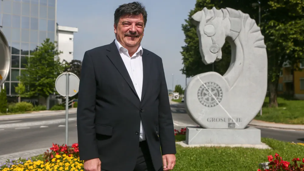 dr. Peter Verlič, župan Občine Grosuplje - 10.06.2019 &ndash; Občina Grosuplje, Taborska cesta 2 - obisk pri županu za rubriko župani zasebno //FOTO: Luka Cjuha.