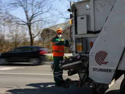 - ločevanje odpadkov &ndash;- reciklaža -- odpadki &ndash; smeti - - 11.03.2020 - Odvoz me&scaron;anih odpadkov v naselju BS3 v Ljubljani. Podjetje Snaga. //FOTO: Bojan Velikonja