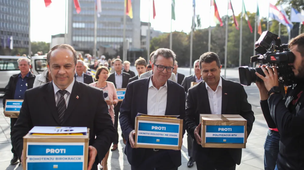 Stranka SDS. poslanci SDS Zvone Černač, mag. Branko Grims, Janez Magyar,- 12.10.2022 &ndash; Predaja in izjava za medije zbranih podpisov stranke SDS pod zahteve za razpis referendumov o zakonih o vladi, RTVS in dolgotrajni oskrbi //FOTO: Bojan Velikonja