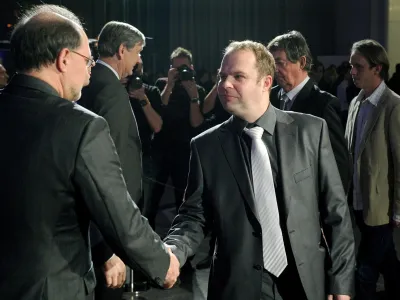 Ljubljana, Cankarjev dom Novoletni sprejem za urednike in novinarje, ki ga so ga priredili predsednik republike Danilo T&uuml;rk, predsednik DZ Gregor Virant ter minister za razvoj in evropske zadeve, ki opravlja tekoce posle, Mitja Gaspari. Minister za razvoj in evropske zadeve, ki opravlja tekoce posle, Mitja Gaspari in novinar STA Mihael &Scaron;ustar&scaron;ič. Foto: Tamino Petelinsek/STA