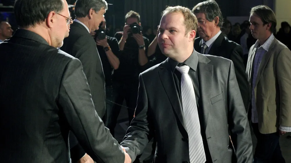 Ljubljana, Cankarjev dom Novoletni sprejem za urednike in novinarje, ki ga so ga priredili predsednik republike Danilo T&uuml;rk, predsednik DZ Gregor Virant ter minister za razvoj in evropske zadeve, ki opravlja tekoce posle, Mitja Gaspari. Minister za razvoj in evropske zadeve, ki opravlja tekoce posle, Mitja Gaspari in novinar STA Mihael &Scaron;ustar&scaron;ič. Foto: Tamino Petelinsek/STA