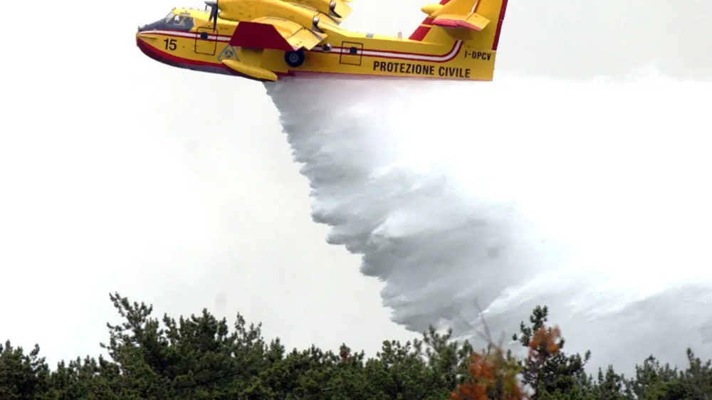 požar na Krasu, ga&scaron;enje letalo kanader