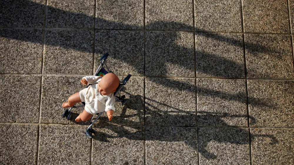 simbolična fotografija - nasilje nad otroci - pedofilija - <br><br><br>Hi&scaron;a zavetja Palčica - prehodni dom za zlorabljene otroke v pred&scaron;olskem obdobju stare od 0 do 6 let, Brvace 41 - Grosuplje<br><br><br><br>//FOTO: Luka Cjuha<br>OPOMBA: ZA OBJAVO V PRILOGI - DNEVNIKOV OBJEKTIV - INTERVJU 2012