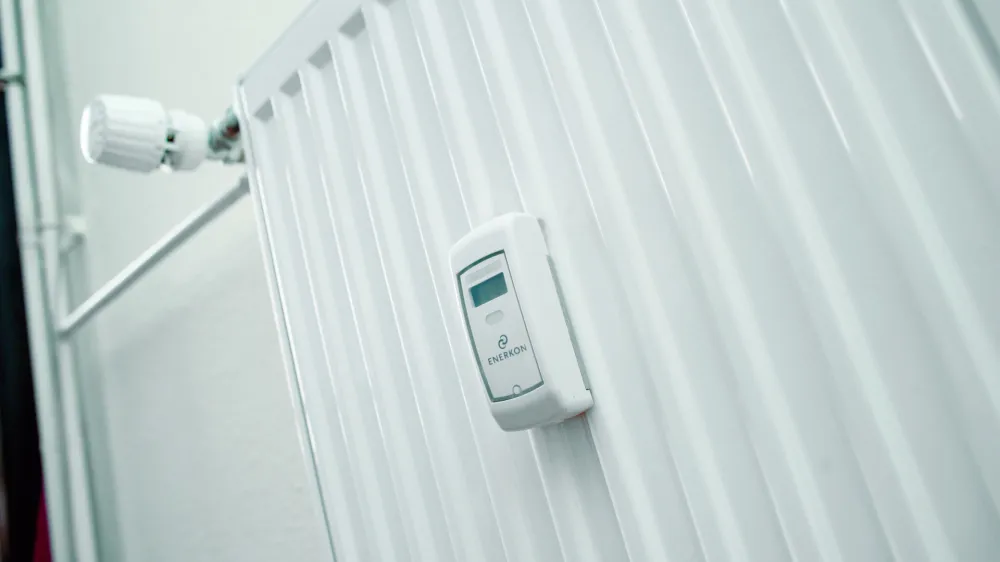 - centralno ogrevanje - delilnik stro&scaron;kov toplote - daljinsko odcitavanje vrednosti porabe -merilec - radiator //FOTO: Tomaž Zajel&scaron;nik