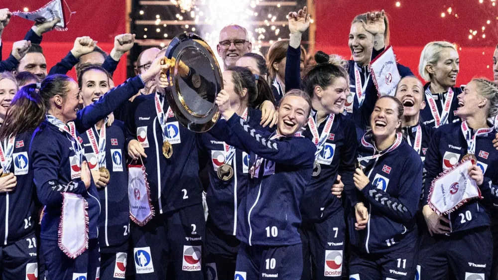 Handball - EHF Euro Women's Handball Championship Final - France v Norway - Jyske Bank Boxen, Herning, Denmark - December 20, 2020 The Norway team celebrate with the trophy after winning the EHF Euro Women's Handball Championship Ritzau Scanpix via REUTERS/Henning Bagger THIS IMAGE HAS BEEN SUPPLIED BY A THIRD PARTY. IT IS DISTRIBUTED, EXACTLY AS RECEIVED BY REUTERS, AS A SERVICE TO CLIENTS. DENMARK OUT. NO COMMERCIAL OR EDITORIAL SALES IN DENMARK.