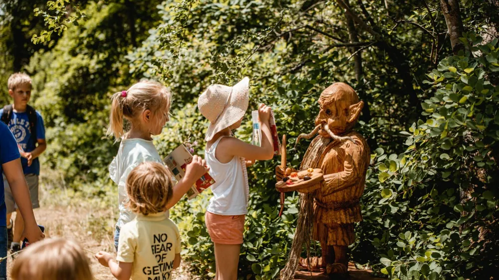 V nedeljo, 20. novembra vabljeni na voden pohod na &Scaron;kratji Kras. Zbirno mesto ob 11. uri bo na parkiri&scaron;ču pri po&scaron;ti v &Scaron;tanjelu. Dan boste lahko združili tudi z obiskom čisto nove izkustvene razstave na Gradu &Scaron;tanjel &raquo;Narava in človek na Krasu&laquo;, ki je &scaron;e posebej zanimiva za družine. Cena družinsko obarvanega doživetja je 7,50 evra na osebo. Je pa &Scaron;kratji Kras družinska dogodiv&scaron;čina v &Scaron;tanjelu na Krasu, ki otroke in odrasle popelje v čudoviti svet Krasa. Izvirna zgodba &Scaron;kratje s Krasa Uro&scaron;a Grilca z ilustracijami Zvonka Čoha je ekolo&scaron;ko ozave&scaron;čena pripoved o tem, kako so nagajivi &scaron;kratje zagodli prebivalcem &Scaron;tanjela, v katerem je vse postavljeno na glavo. Na &Scaron;kratjem Krasu so skrili kra&scaron;ke pečate in vsenaokrog natrosili &scaron;kratje uroke. 