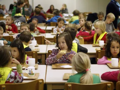 - jedilnica - &scaron;olska prehrana - &scaron;olstvo - osnovno&scaron;olci- 21.11.2014 - - Osnovna &scaron;ola Vič - Dan slovenske hrane, v okviru katerega je po &scaron;olah in vrtcih po vsej Sloveniji prvo &scaron;olsko uro potekal tradicionalni slovenski zajtrk - //FOTO: Tomaž Skale