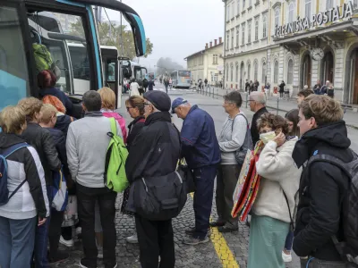 - 07.10.2022 &ndash; Avtobusna postaja Ljubljana - zaradi brezplačnih vozovnic za upokojence občasna gneča na avtobusih, ki vozijo proti Obali - - upokojenci - starej&scaron;i - starostniki - brezplačne vozovnice - //FOTO: Jaka Gasar