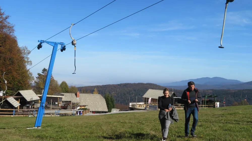 V poletni sezoni na Gačah ponujajo bogato kulinariko, izposojo električnih koles, vodene kolesarske in pohodni&scaron;ke izlete, koncerte, tekmovanja, team building in doživetja v Kočevskem rogu. Foto: Dragana Stanković