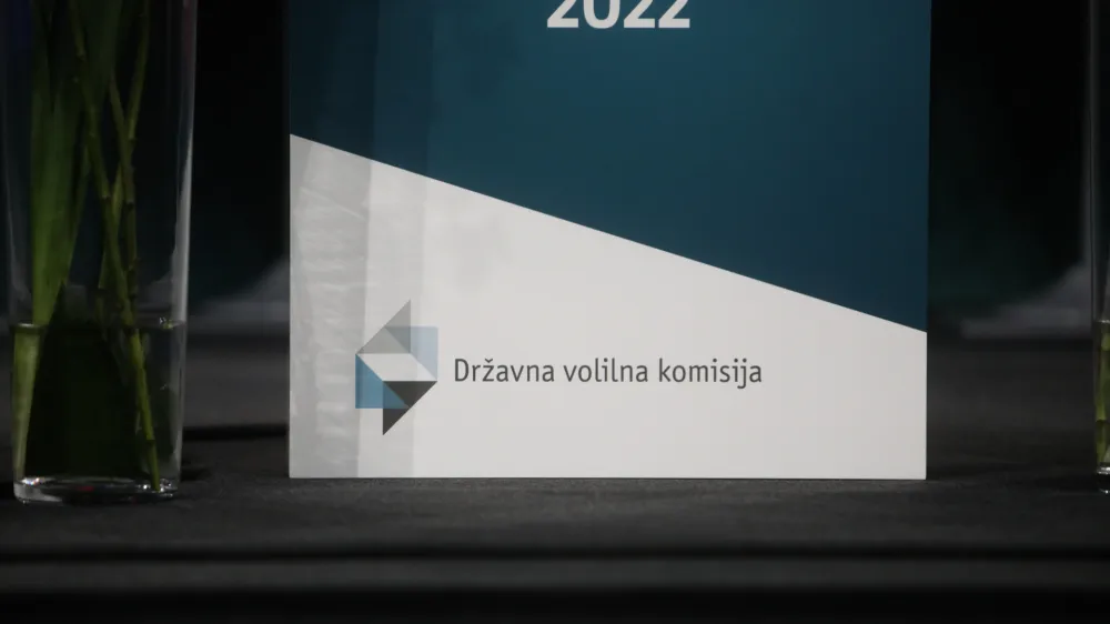Državna volilna komisija - DVK - <br><br><br><br>- 23.10.2022 &ndash; Predsedni&scaron;ke volitve 2022 - sedme volitve za petega predsednika republike v samostojni Sloveniji &ndash; volilci so volili med sedmimi kandidati &ndash; Milanom Brglezom, Janezom Ciglerjem Kraljem, Anžetom Logarjem, Nata&scaron;o Pirc Musar, Vladimirjem Prebiličem in Sabino Senčar<br> <br>//FOTO: Bojan Velikonja