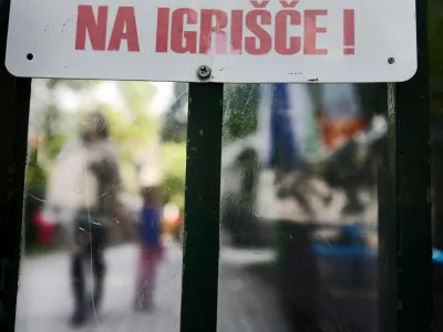 Najmlaj&scaron;i se z RSV pogosto okužijo prek sestre ali brata, ki obiskuje vrtec.&nbsp;