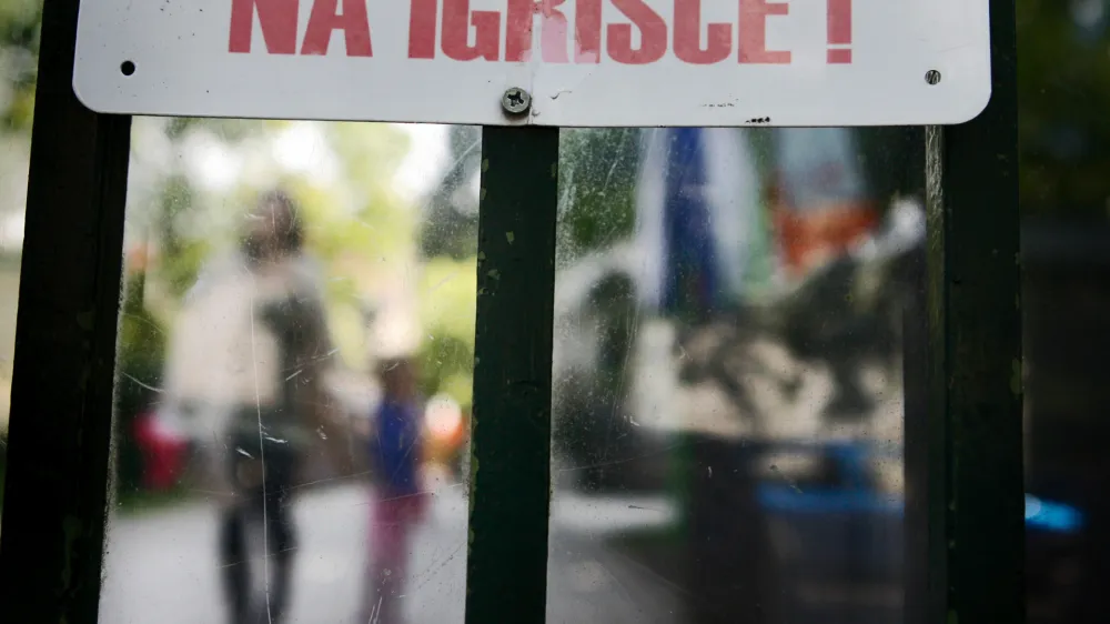 Najmlaj&scaron;i se z RSV pogosto okužijo prek sestre ali brata, ki obiskuje vrtec.&nbsp;