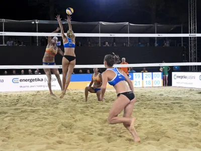Tja&scaron;a Kotnik Maja MaroltZhu Lingdi in Wang- 31.07.2022 - Odbojka na mivki Ljubljana Beach Volley 2022 &ndash; finale svetovne serije //FOTO: Nik Erik Neubauer
