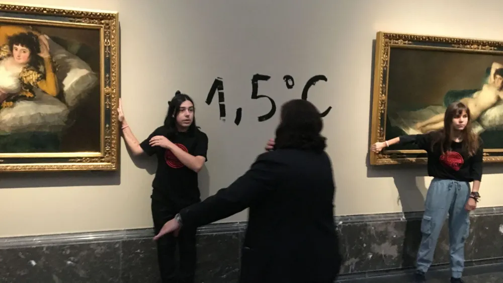 Climate?protesters from Extinction Rebellion stick themselves to Goya's paintings "Las maja naked" and "La maja ropa" to alert about the climate emergency in Madrid, Spain November 5, 2022 in this picture obtained from social media. FuturoVegetal/via REUTERS THIS IMAGE HAS BEEN SUPPLIED BY A THIRD PARTY. MANDATORY CREDIT. NO RESALES. NO ARCHIVES.
