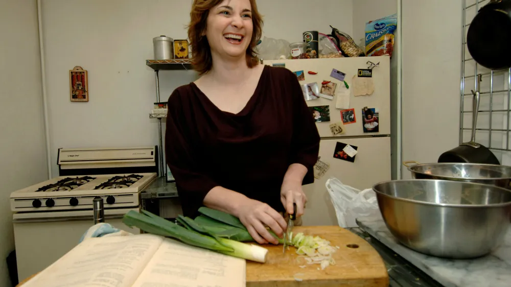 Minuli teden je pri 49 letih umrla kulinarična blogerka Julie Powell, ki jo je v filmu Julie in Julija leta 2009 proslavila igralka Amy Adams. V filmu, posnetem po podvigu Powellove iz leta 2002, je poleg Adamsove igrala tudi Meryl Streep, upodobila pa je znamenito ameri&scaron;ko kuharico Julio Child. Powellova je leto 2002, ko si je zadala nalogo, da bo skuhala jedi po 524 receptih Julie Child, najprej popisala na svojem blogu, nato pa je izdala &scaron;e knjigo Julie & Julia: 365 Days, 524 Recipes, 1 Tiny Apartment Kitchen (Julie in Julia: 365 dni, 524 receptov, 1 mala kuhinja v stanovanju). Julia Child je je poleg svoje televizijske oddaje v 60. letih prej&scaron;njega stoletja zaslovela predvsem s knjigo o francoski kuhinji Mastering the Art of French Cooking, Volume 1.