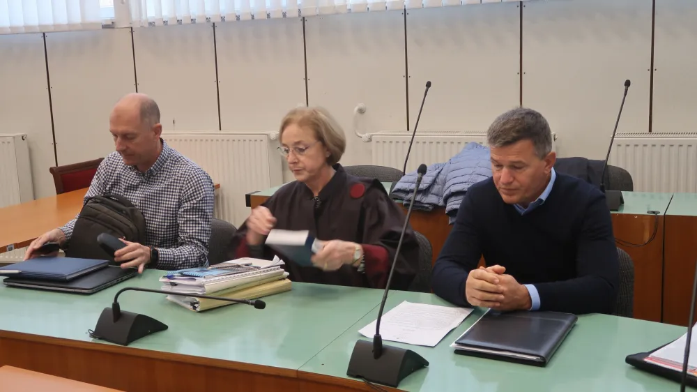 Celje, celjsko okrozno sodisce.<br>Nadaljevanje sojenja v zadevi Tes 6.<br>Nekdanji vodja bloka 6 Bojan Bresar, njegova zagovornica Branka Zobec Hrastar in nekdanji direktor Tesa Uros Rotnik.