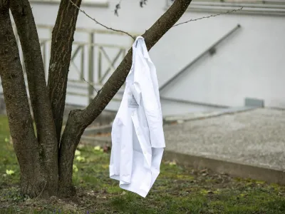 zdravstvo, zdravni&scaron;ka halja, zdravniki, zdravstveni dom