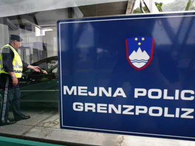 - Schengenski nadzor med Eurom - Avstrija od 02 junija do 01. julija na svojih mejah uvaja schengenski nadzor zaradi nogometnega evropskega prvenstva- policisti so za zagotovitev javnega reda in varnosti pozorni na prevozna sredstva in predmete navijačev<br>- mejna policija,///FOTO: Matej Pov&scaron;eOPOMBA: ZA OBJAVO V ČASOPISU DNEVNIK