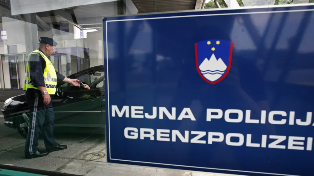 - Schengenski nadzor med Eurom - Avstrija od 02 junija do 01. julija na svojih mejah uvaja schengenski nadzor zaradi nogometnega evropskega prvenstva- policisti so za zagotovitev javnega reda in varnosti pozorni na prevozna sredstva in predmete navijačev<br>- mejna policija,///FOTO: Matej Pov&scaron;eOPOMBA: ZA OBJAVO V ČASOPISU DNEVNIK