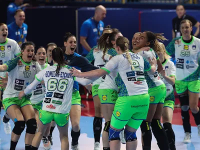 Slovenske rokometa&scaron;ice so se takole veselile zmage proti Srbiji in napredovanja v drugi del evropskega prvenstva.