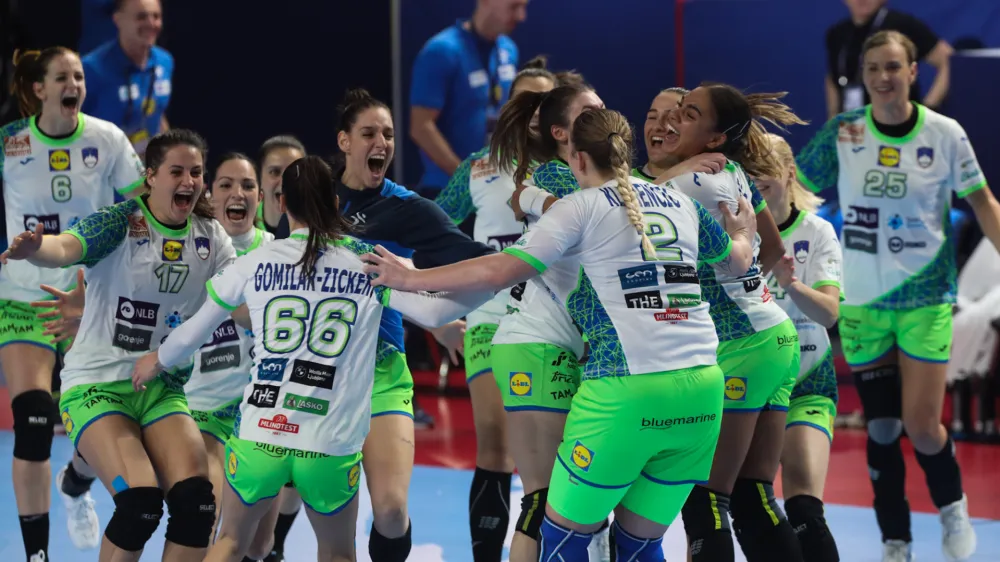 Slovenske rokometa&scaron;ice so se takole veselile zmage proti Srbiji in napredovanja v drugi del evropskega prvenstva.