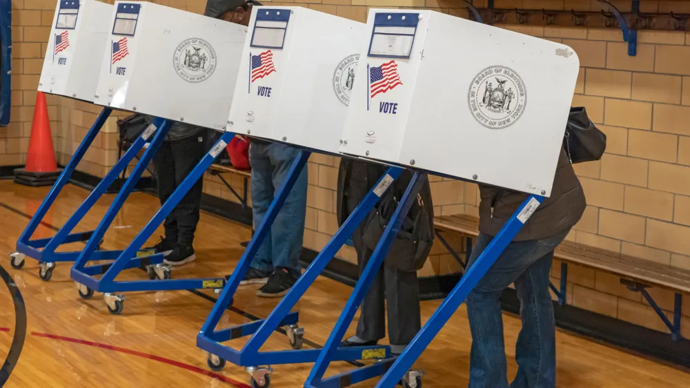 08 November 2022, US, New York: People cast their votes at a polling station during the 2022 US Midterm elections. Photo: Ron Adar/SOPA Images via ZUMA Press Wire/dpa