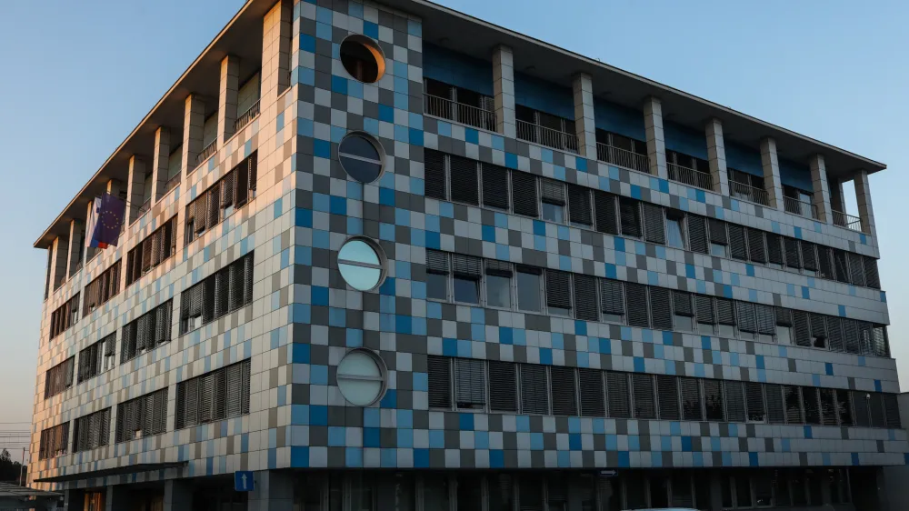 Sodnica upravnega sodi&scaron;ča kljub mirovanju njenih pravic in obveznosti ne bi smela odpreti s. p. in delati za Uefo, saj zakon sodnikom prepoveduje udejstvovanje v pridobitnih dejavnostih.&nbsp;