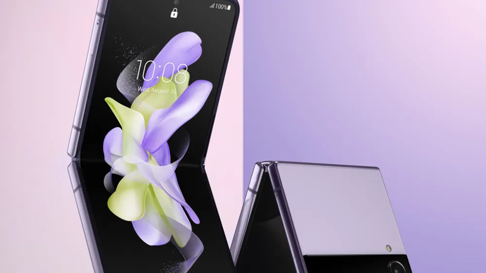 LJFW se v novi Center Rog z modnimi revijami ponovno vrača prihodnjo jesen. A tudi v vmesnem času &scaron;e naprej na nekoliko drugačen način izpolnjujemo svoje poslanstvo. V sodelovanju s podjetjem Samsung Electronics, vodilnim mednarodnim tehnolo&scaron;kim podjetje, v teh dneh razpisujeta kreativni projekt &raquo;Inspired by You&laquo;, s katerim nagovarjata tako mlade oblikovalce, kot tudi druge ustvarjalce. da poi&scaron;čejo navdih in prebudijo svojo kreativnosti pri oblikovanju dodatkov za novi zložljivi telefon Samsung Galaxy Z Flip4. S pomočjo kreativnega natečaja bo strokovna komisija v sestavi Bojana Fajmut, Alja Horvat in Nina Jagodic poiskala 20 kreativnih re&scaron;itev in jih predstavila v ponedeljek, 28. novembra v Gledali&scaron;ču Glej v Ljubljani. Tri najbolj&scaron;e kreativne re&scaron;itve bodo tudi nagrajene. Več na https://ljfw.org/inspiredbyyou/.