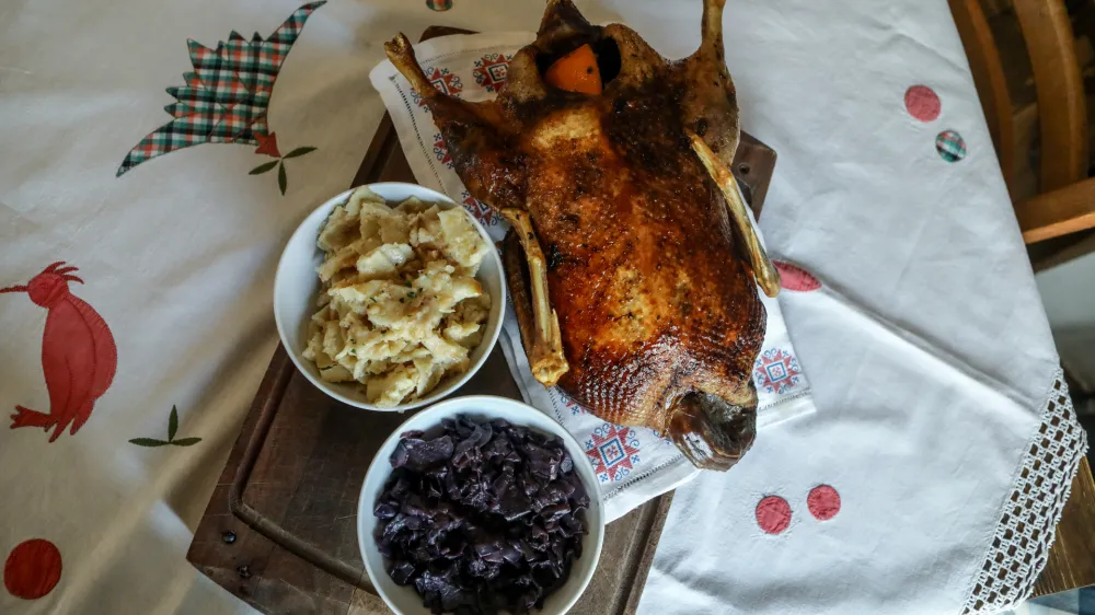 - pečena raca z mlinci in rdečim zeljem &ndash; Martinova pojedina - 13.11.2020 &ndash; Gostilna Jakob Franc, Trnovski pristan 4 v Ljubljani //FOTO: Luka Cjuha.