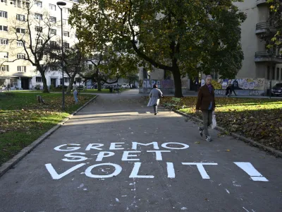  - simbolična fotografija - <br><br>- 08.11.2022 &ndash; Predsedni&scaron;ke in lokalne volitve 2022 - napis na cesti Gremo spet volit.<br> <br><br>//FOTO: Nik Erik Neubauer