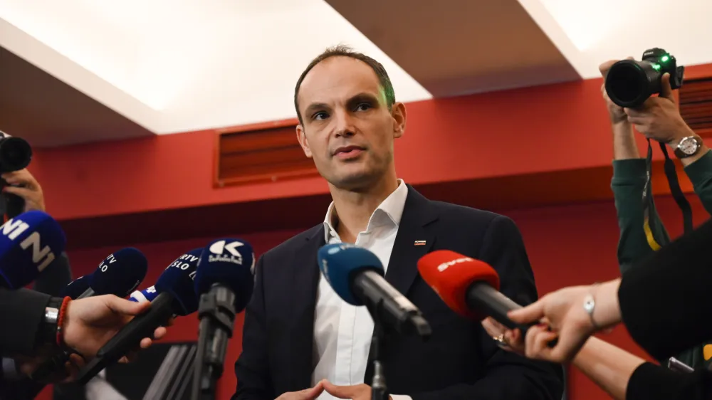 dr. Anže Logar, kandidat za predsednika republike - Volilni &scaron;tab predsedni&scaron;kega kandidata Anžeta Logarja - 13.11.2022 &ndash; Predsedni&scaron;ke volitve 2022 &ndash; 2. krog - sedme volitve za petega predsednika republike v samostojni Sloveniji &ndash; volilci v drugem krogu odločali med kandidatoma Anžetom Logarjem in Nata&scaron;o Pirc Musar, //FOTO: Nik Erik Neubauer