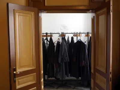 Nazadnje so pospe&scaron;ena sojenja obstala, saj je interes med tožilci upadel.
&nbsp;