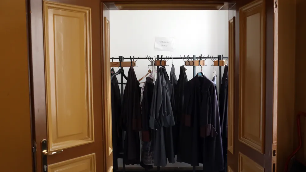 Nazadnje so pospe&scaron;ena sojenja obstala, saj je interes med tožilci upadel.
&nbsp;