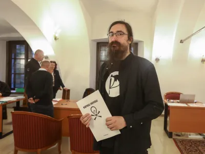 Jasmin Feratović, kandidat za ljubljanskega župana<br><br> <br>- 18.10.2022 &ndash; Lokalne volitve 2022 - vlaganje kandidature Jasmina Feratovića, kandidata za župana Piratske stranke.<br><br> <br>//FOTO: Luka Cjuha