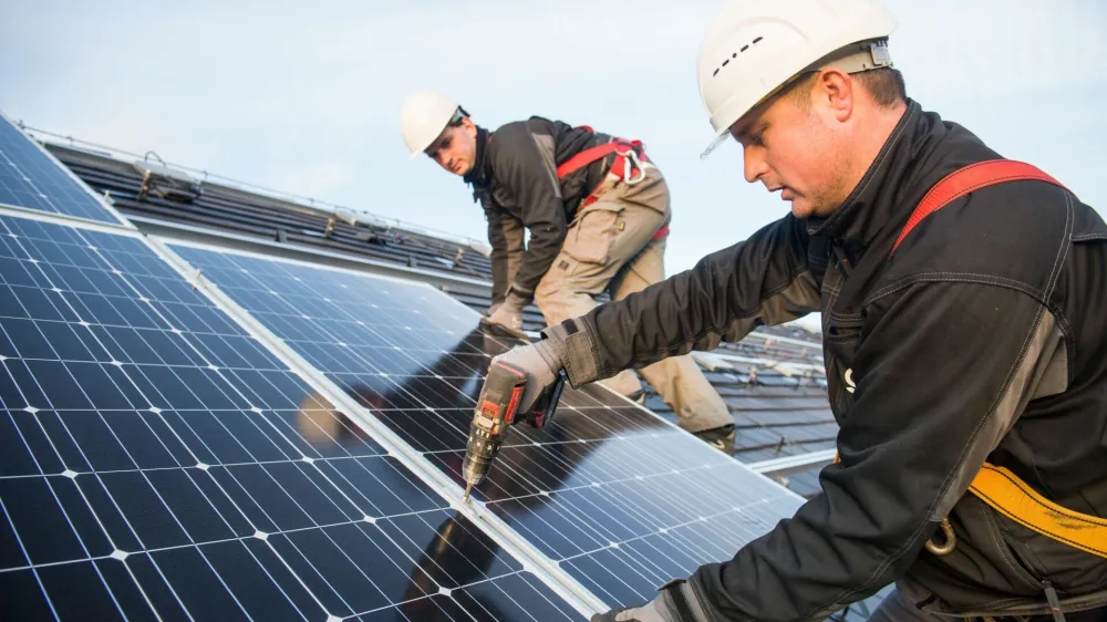 Postavljanje solarnih plo&scaron;č, sončne elektrarne 
