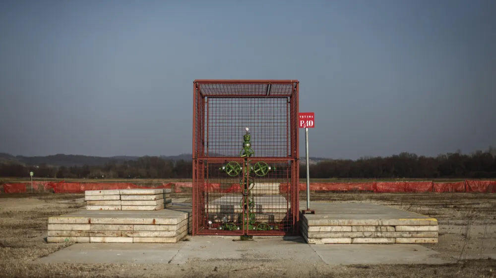 Na podlagi mehanizma ISDS v energetski listini je britanska korporacija Ascent Resources sprožila tožbo proti Sloveniji, ko je slednja prepovedala sporni fracking v Peti&scaron;ovcih (na fotografiji).