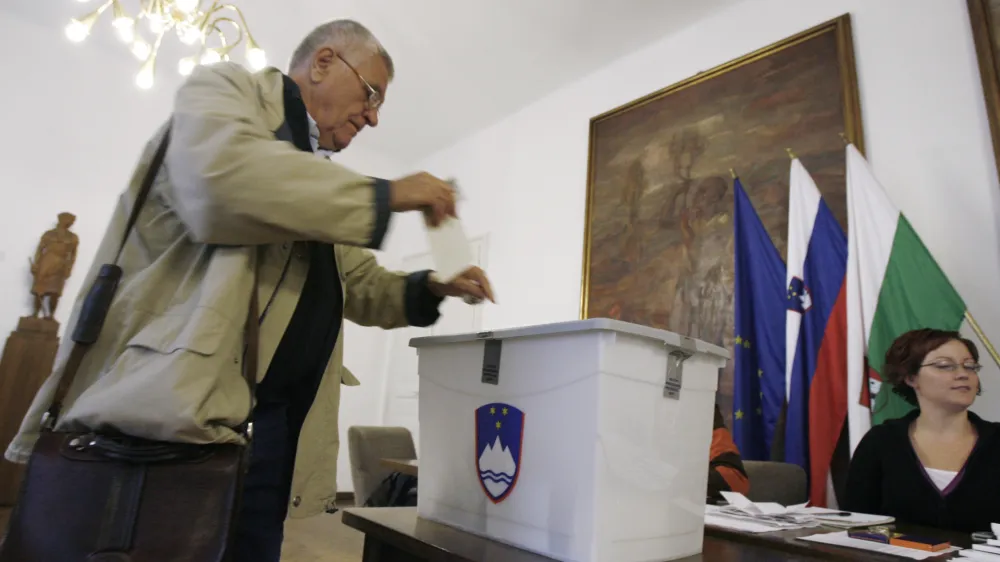 Predsedni&scaron;ke volitve 2007 - predčasno glasovanje - prvi volivci oddali svoj glas na četrtih volitvah predsednika države v samostojni Sloveniji. - namenjeno volivcem, ki so na volilno nedeljo odsotni iz domačega kraja, kjer imajo prijavljeno stalno bivali&scaron;če. <br>- volilna skrinjica<br><br><br>//FOTO: Bojan Velikonja  OPOMBA: ZA OBJAVO V ČASOPISU DNEVNIK