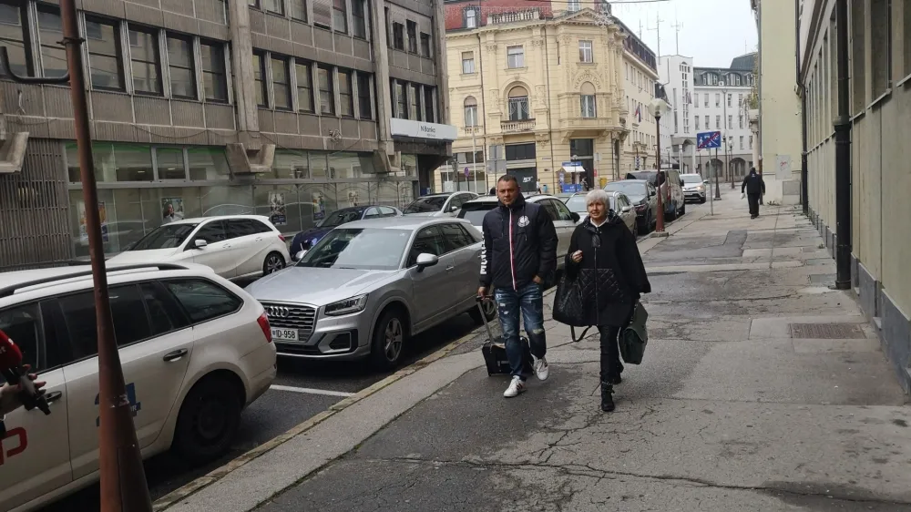 Kristijan Kamenik ob prihodu na sodi&scaron;če v spremstvu z odvetnico